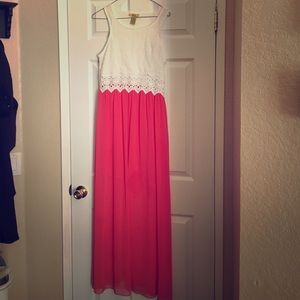 Sleeveles lacey top and chiffon dress