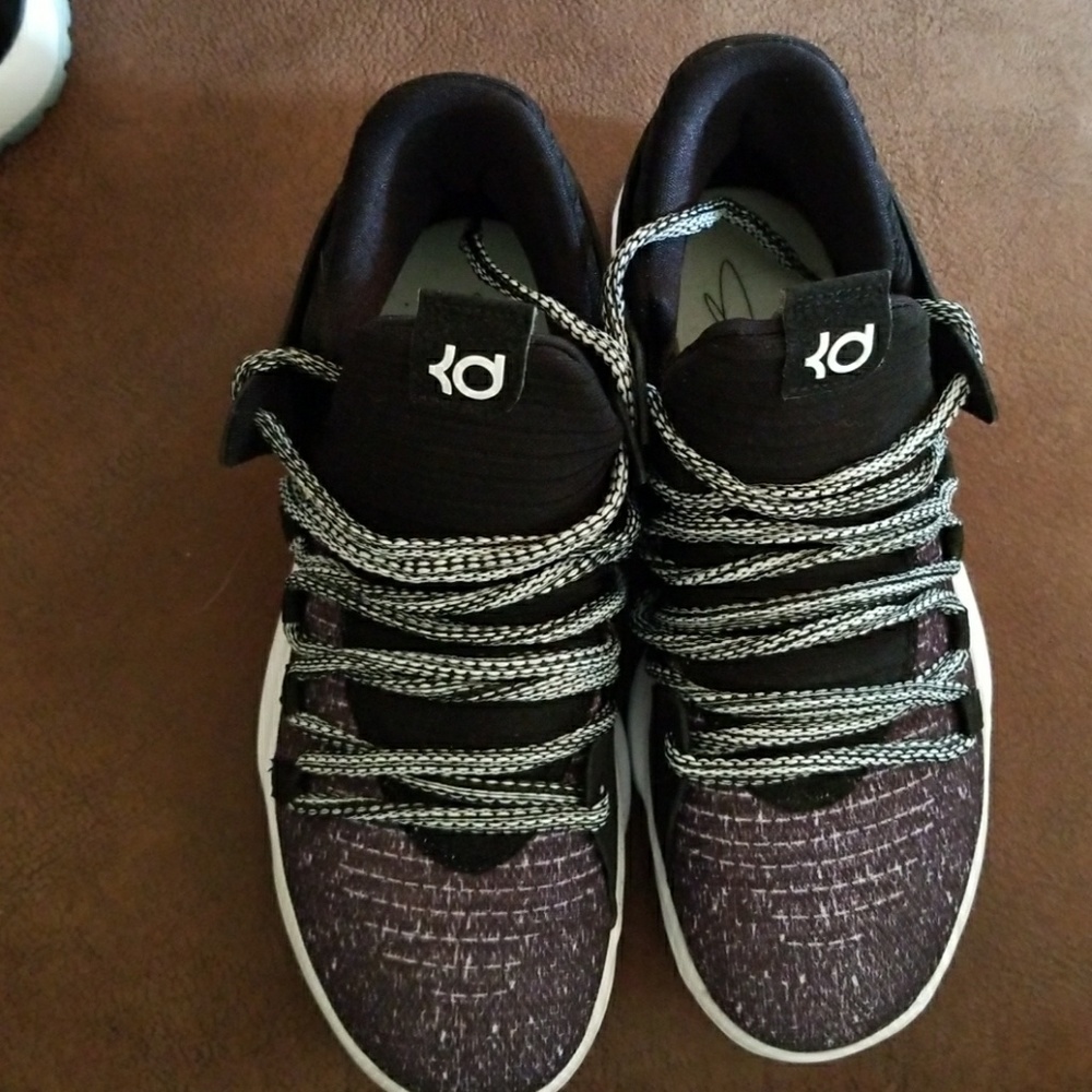 Boys size 6 youth Kevin Durant