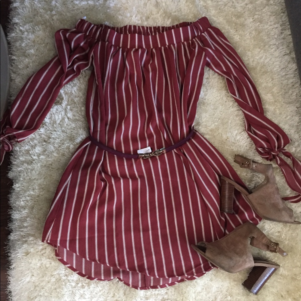 ❌SOLD❌Off the shoulder billowy tie sleeve dress