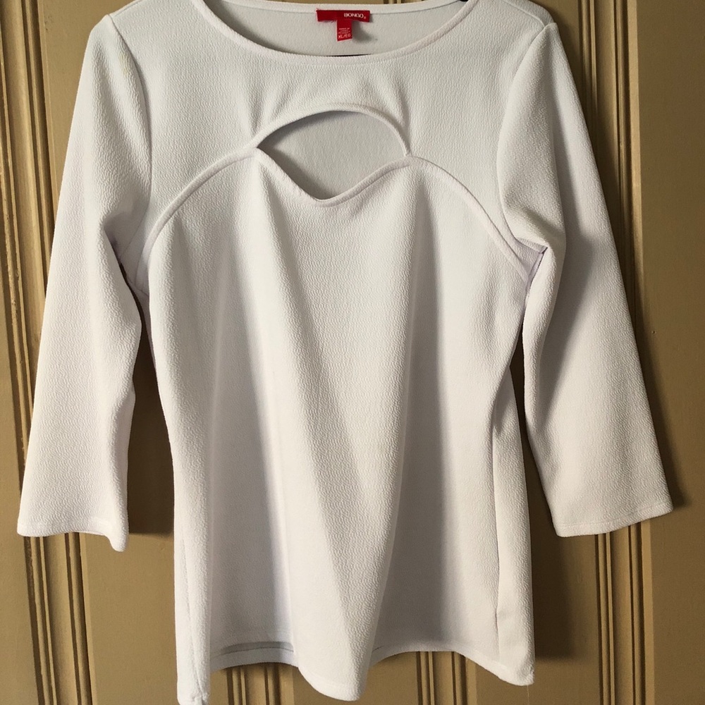 White keyhole top