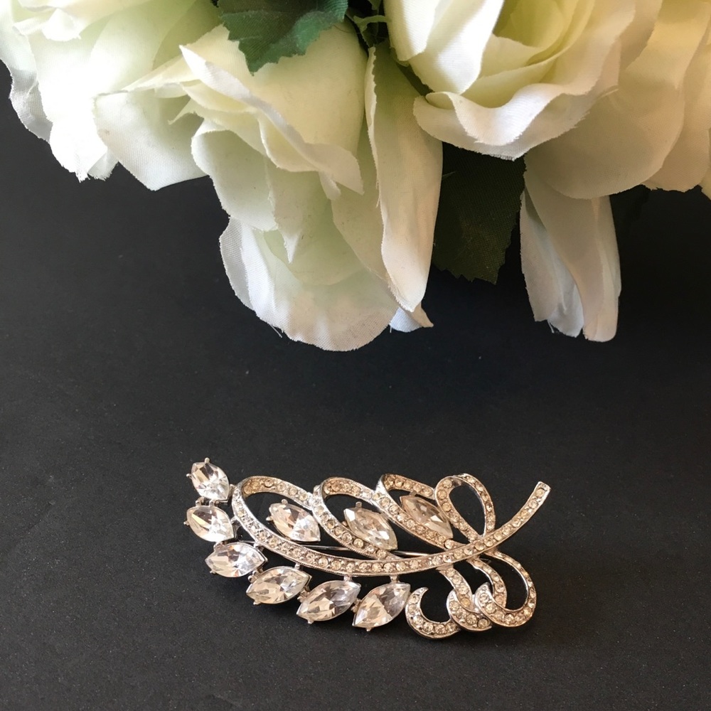 Stunning vintage signed WEISS rhinestone brooch