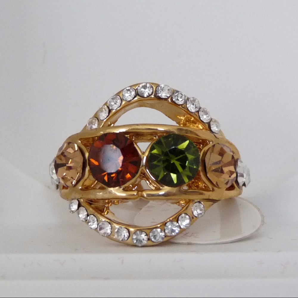 🆕MOVING SALE 🆑 Ring - Picture 2 of 8