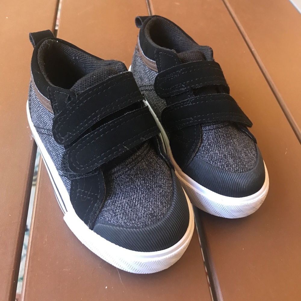 SALE! Velcro strap, black and grey kids shoes!