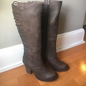 Brown boots with lace up detail