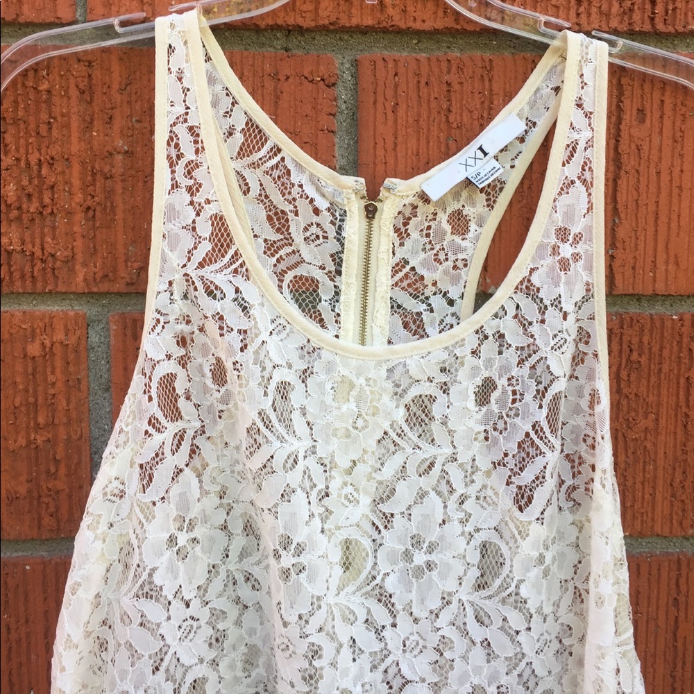 Lovely flowy lace top - Picture 2 of 8