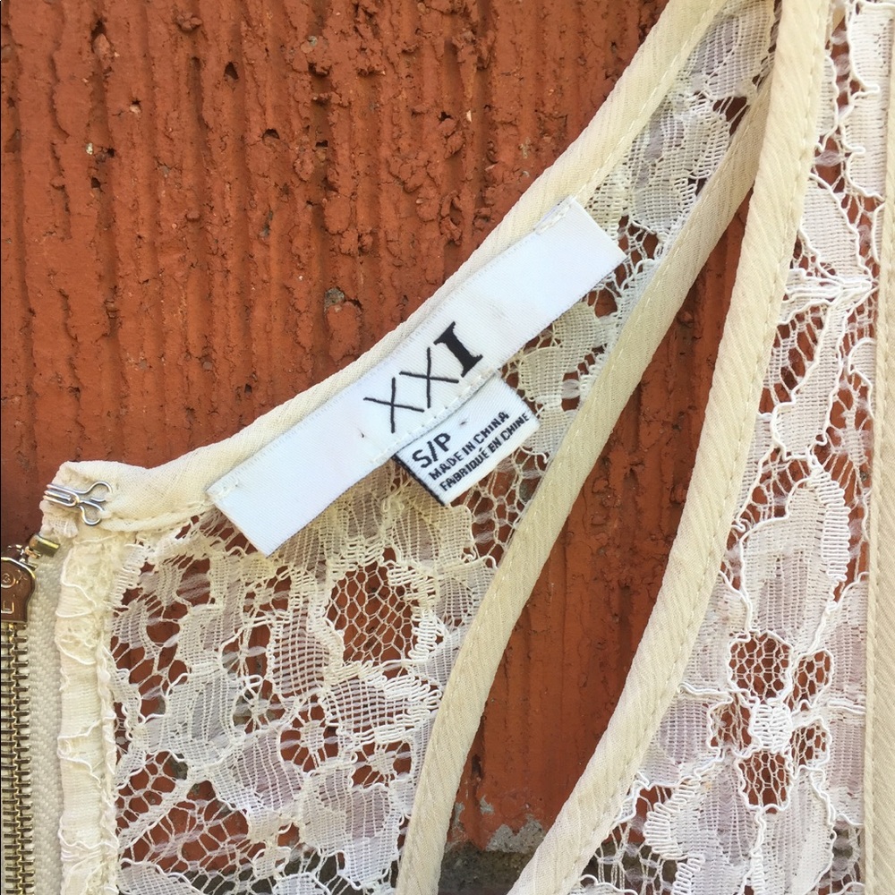 Lovely flowy lace top - Picture 8 of 8