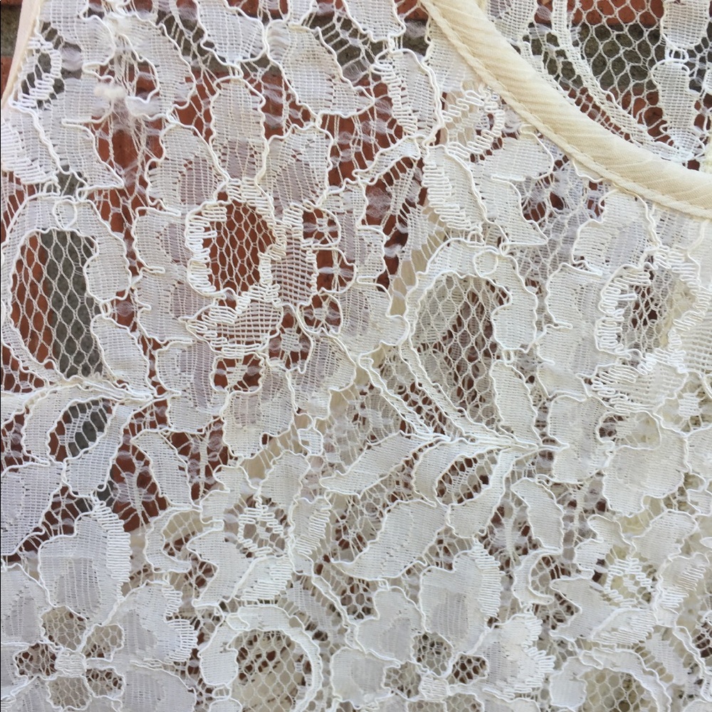 Lovely flowy lace top - Picture 5 of 8