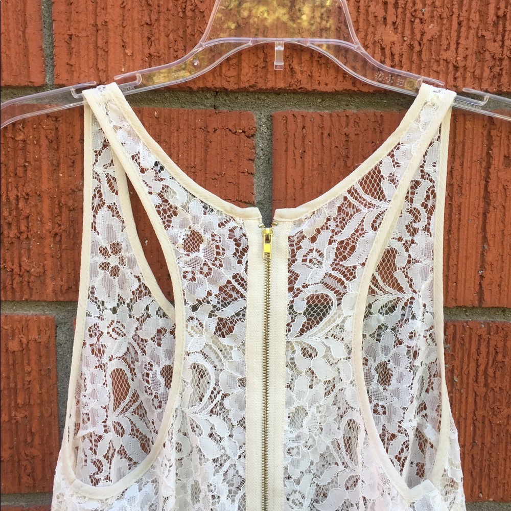 Lovely flowy lace top - Picture 3 of 8