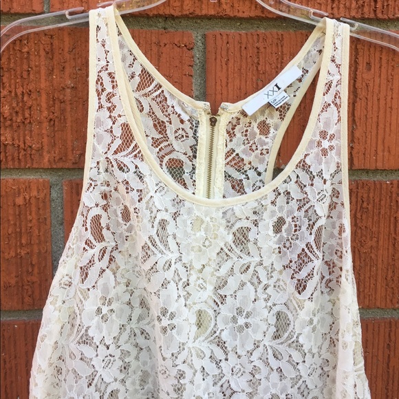 Lovely flowy lace top - Picture 2 of 8