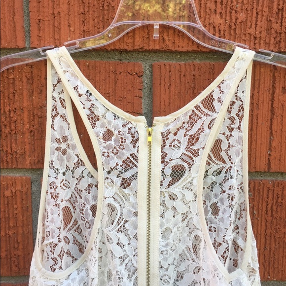 Lovely flowy lace top - Picture 3 of 8