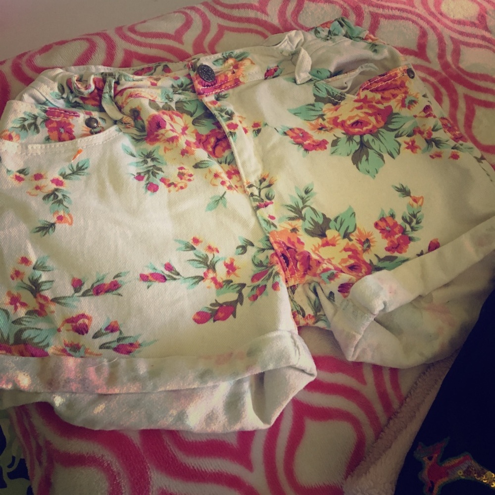 White florar shorts for girls (lightly used)