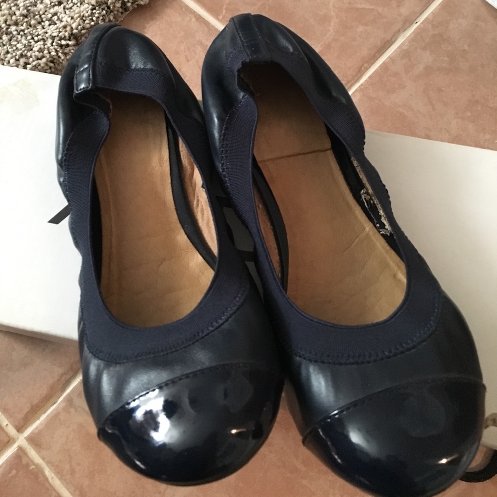 ALDO Navy leather curved flats
