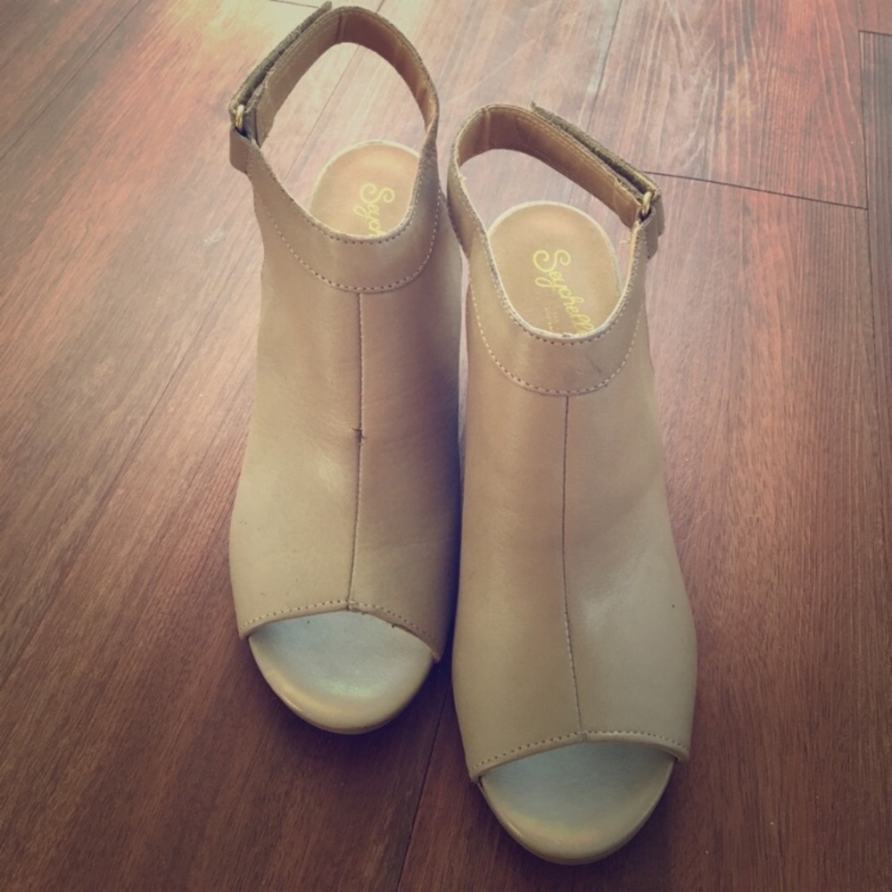 Cream/beige open toe booties