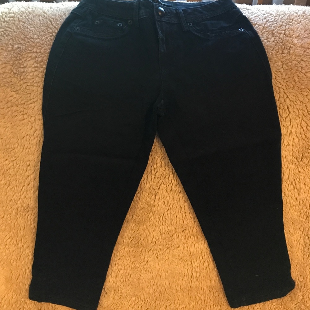 Black capris