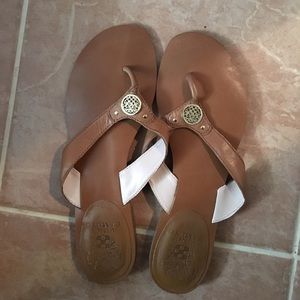 Vince Camuto camel leather flip flops
