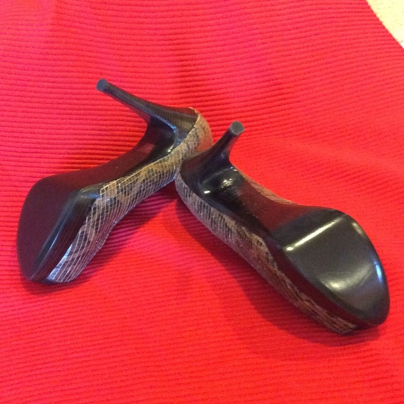 Pelle Moda python  peep toe platforms - Picture 3 of 3