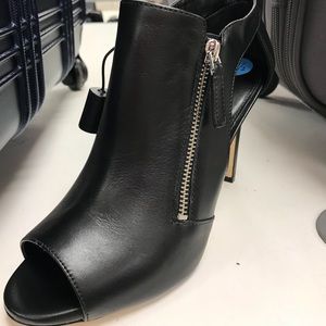 ***NOT SELLING, LOOKING FOR THESE SHOES!!!****