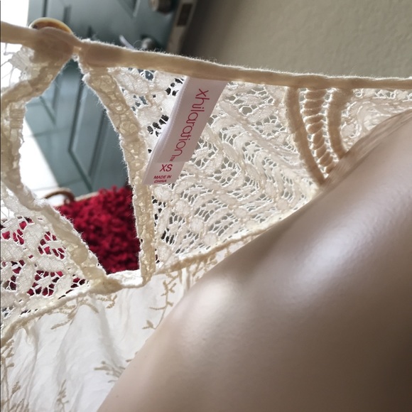 White blouse - Picture 6 of 8