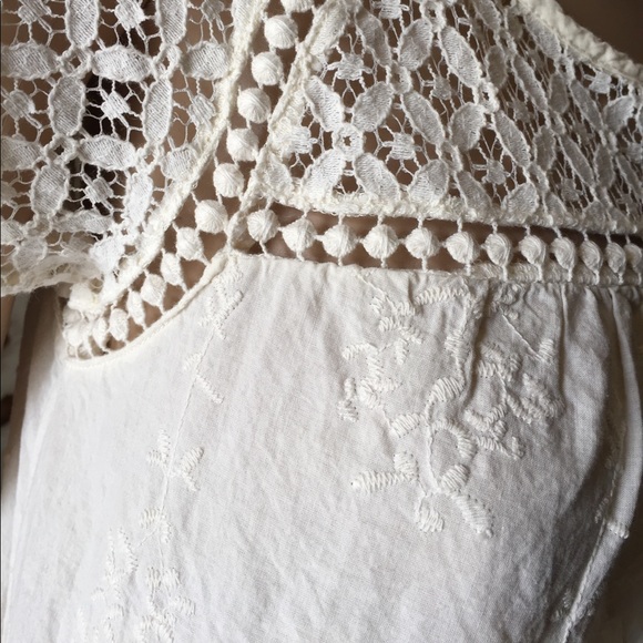 White blouse - Picture 7 of 8