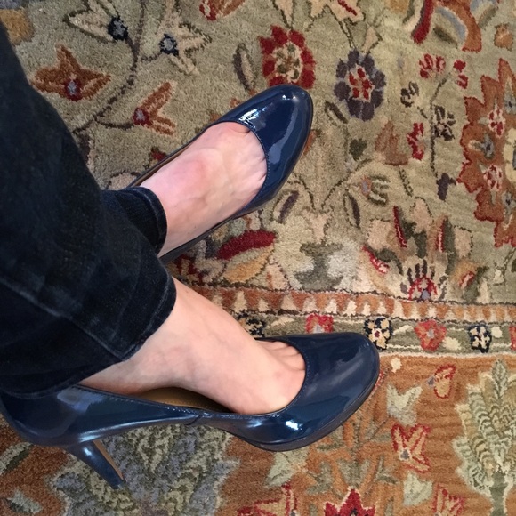 Joan & David Luxe CJ Pearl Dark Blue Heels - Picture 7 of 8