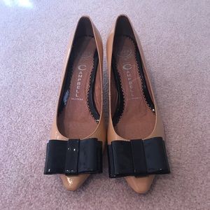 Jeffrey Campbell tan and black patent leather heel