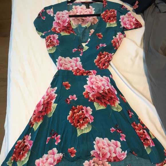 Floral cut out dress - Picture 2 of 3