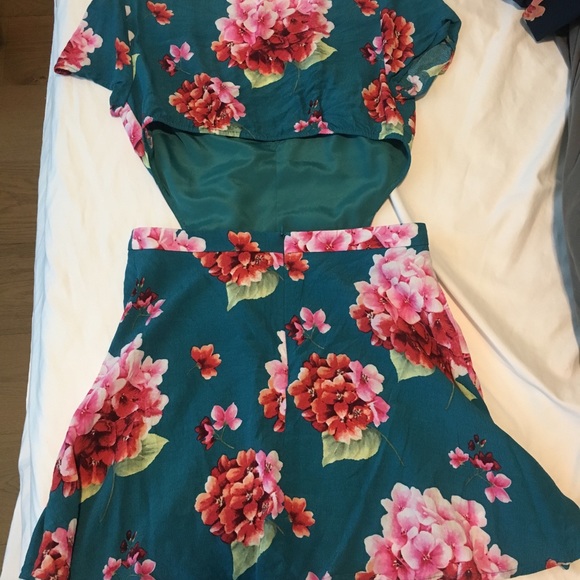 Floral cut out dress - Picture 3 of 3