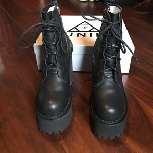 UNIF Choke Boot Size 8