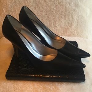 Black pumps