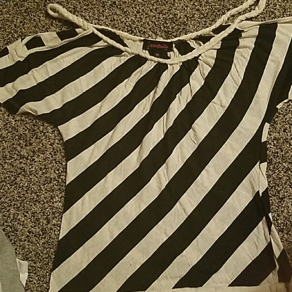 Off the sleeve shirt.