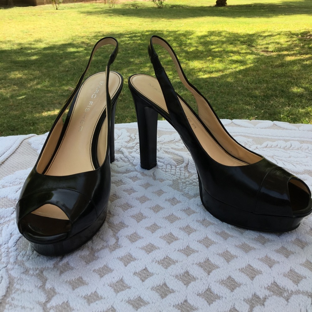 Marc Fisher Cutout platform pumps