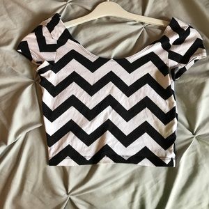 Zigzag black/ white crop top