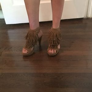 Fringes heeled sandals