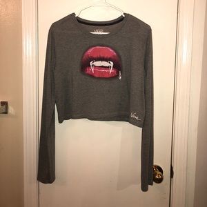 Grey cropped top with lips