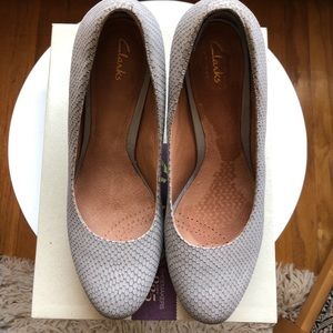 Gray Clarks pumps