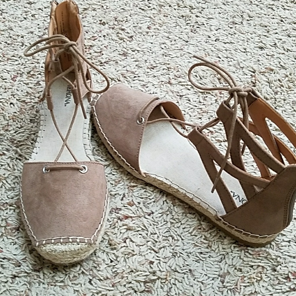 Merona Tan closed toe tie up sandals 7 1/2