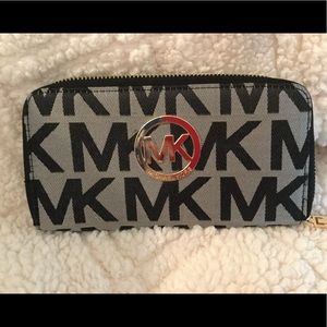 Michael Kors logo carry all wallet