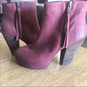 Burgundy Steve Madden booties!