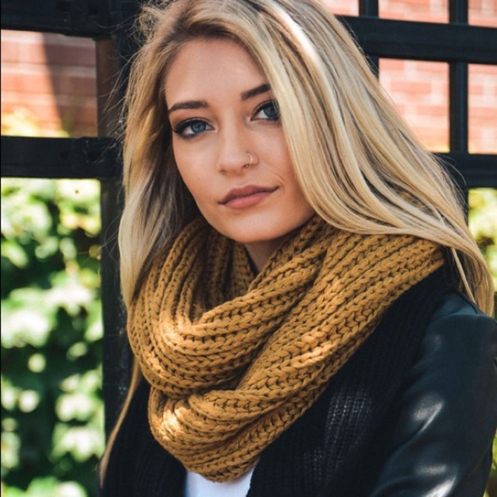 | CHUNKY KNIT INFINITY SCARF | - Picture 2 of 4