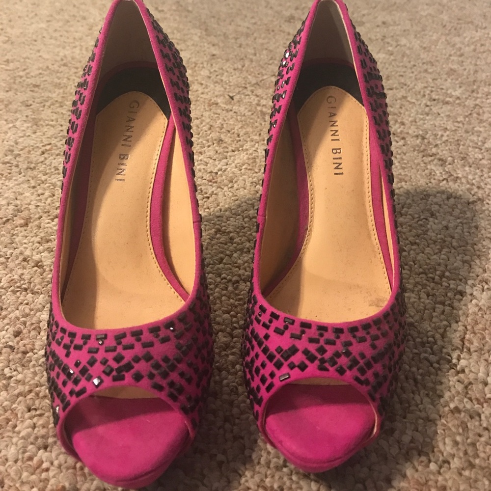 Gianni Bini black studded fuchsia heels 7.5
