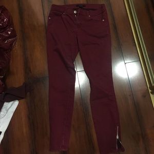 Maroon jeggings with silver zipper on ankles