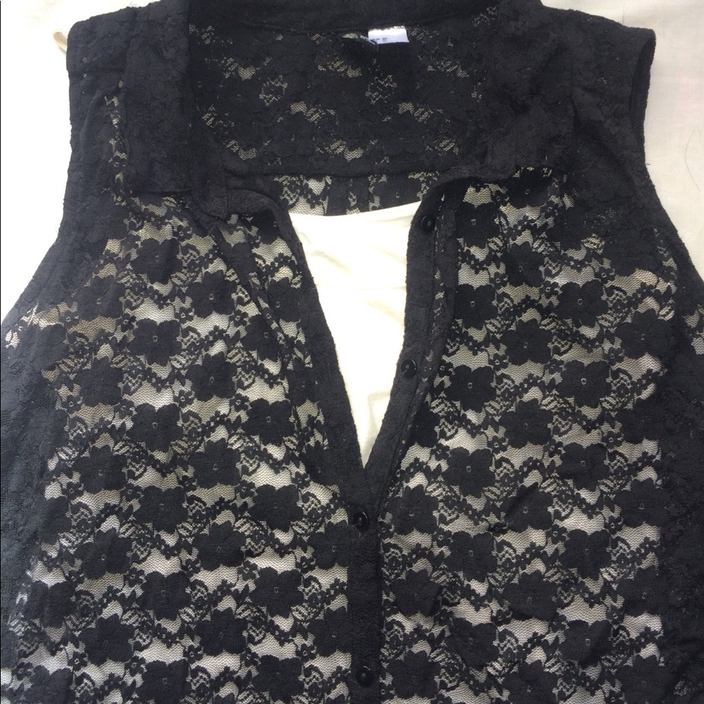 Sleeveless lacey blouse