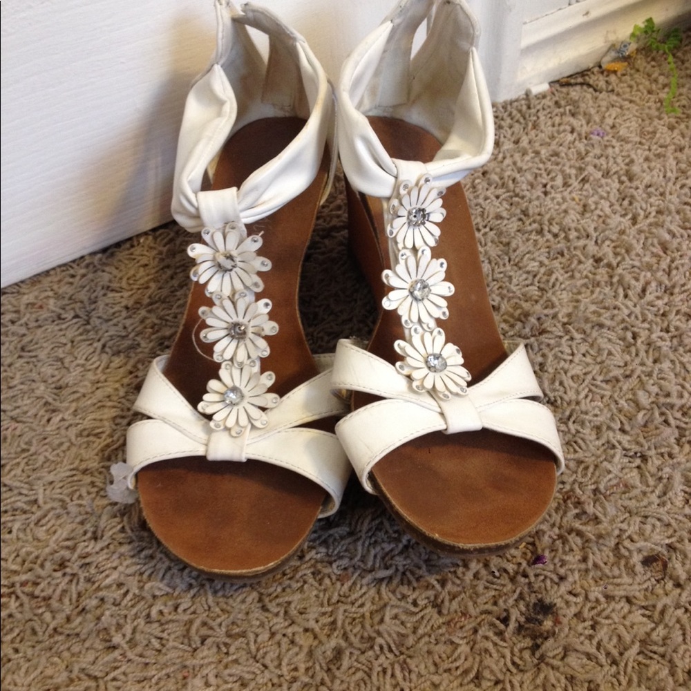 Adorable floral short wedges