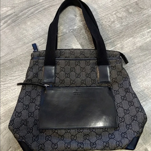 Gucci Handbags - EUC Gucci Purse. Authentic.