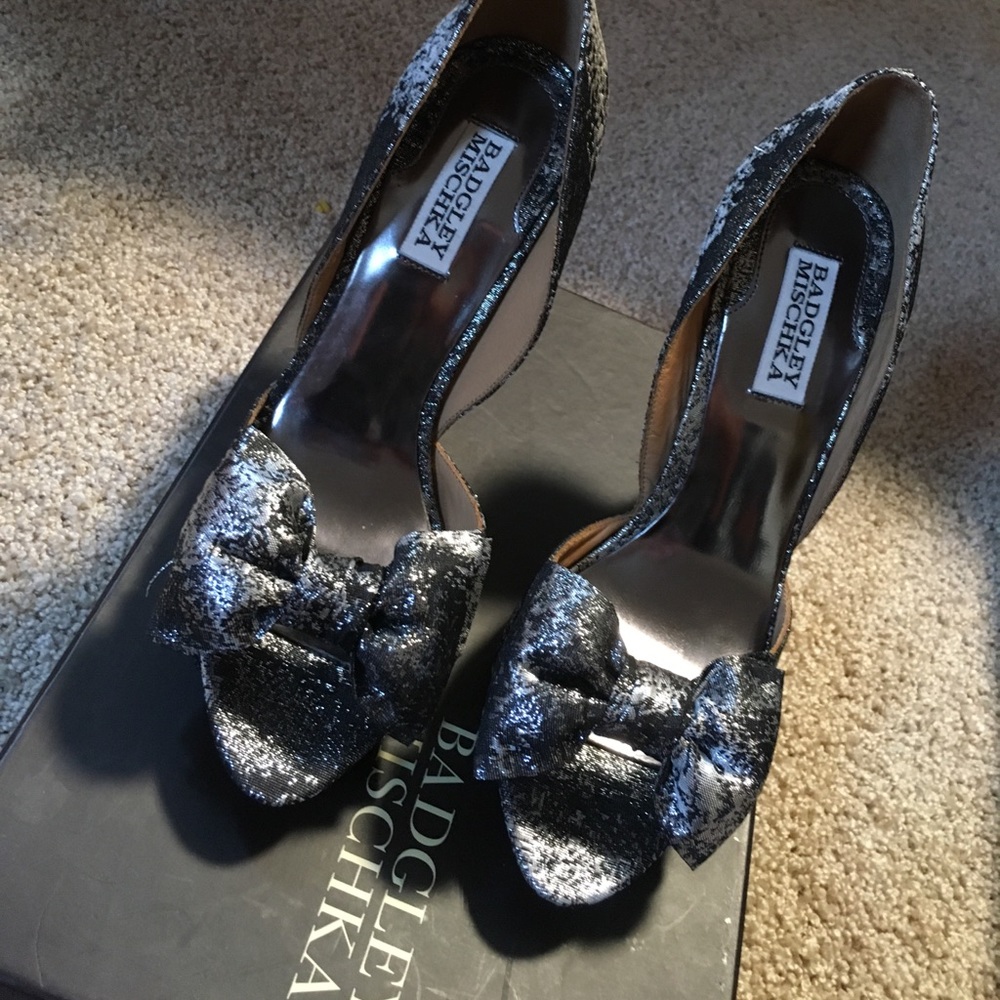 Beautiful badgley mischka bow heels