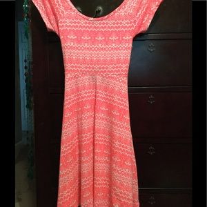 pink&white tribal-print scoop-neck capsleeve dress