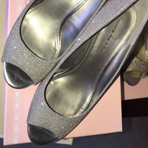 Bandolino Grey wedges
