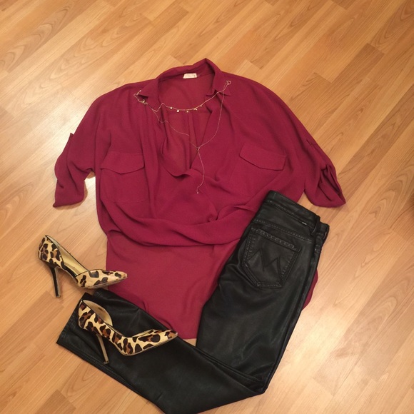 ✨Tobi sheer maroon front cross top with pockets S - Picture 2 of 4