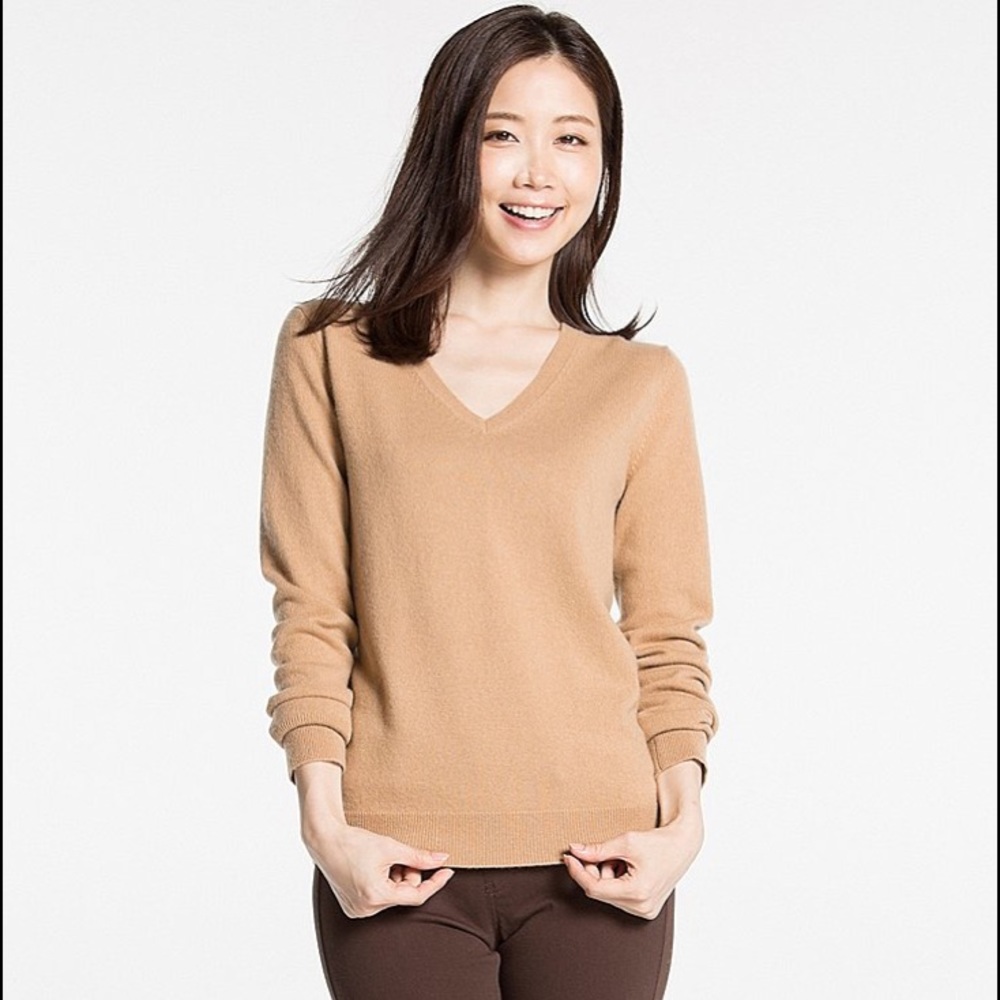 Uniqlo XS 100% Cashmere v-neck sweater camel