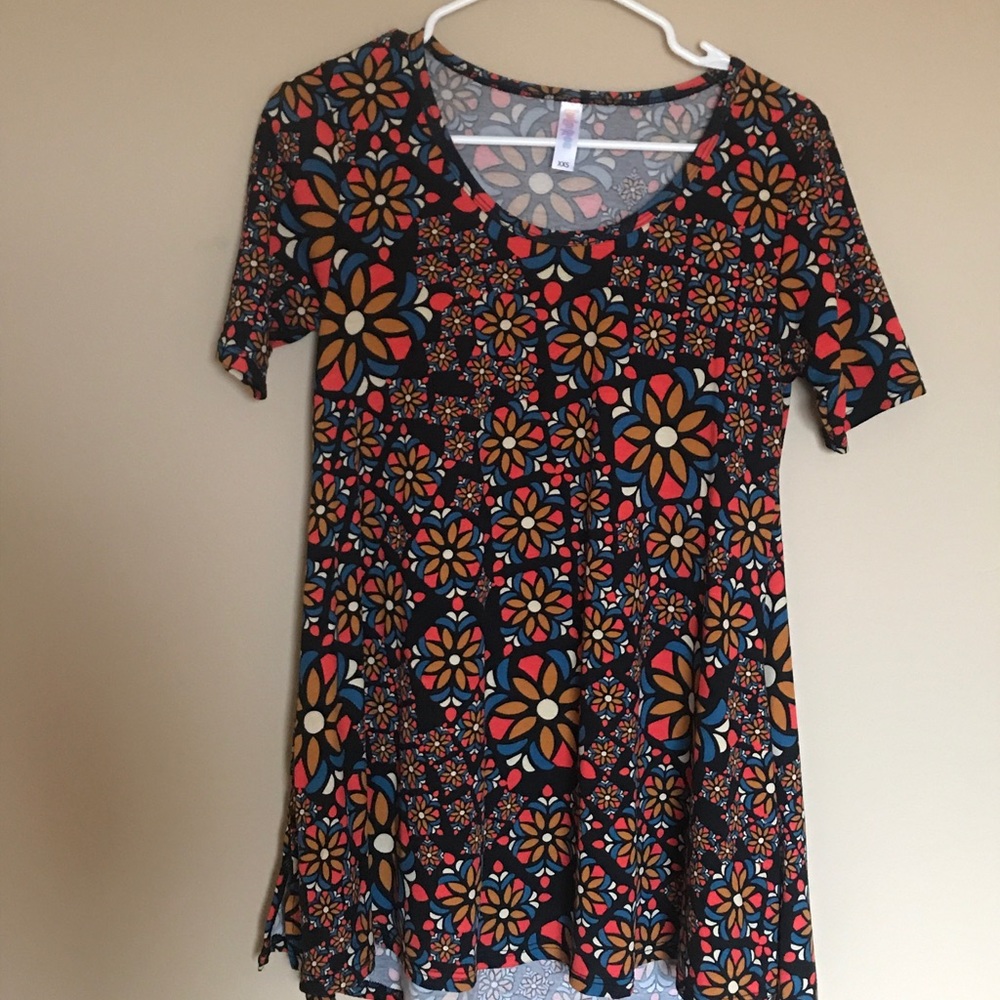 LuLaRoe XXS perfect tee w/ Geometric Floral